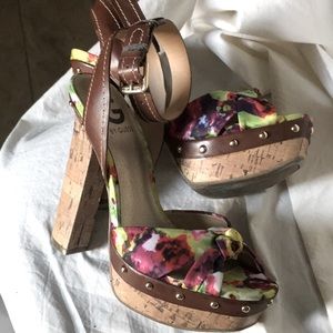 GUESS Platform Sandals. 6.5M